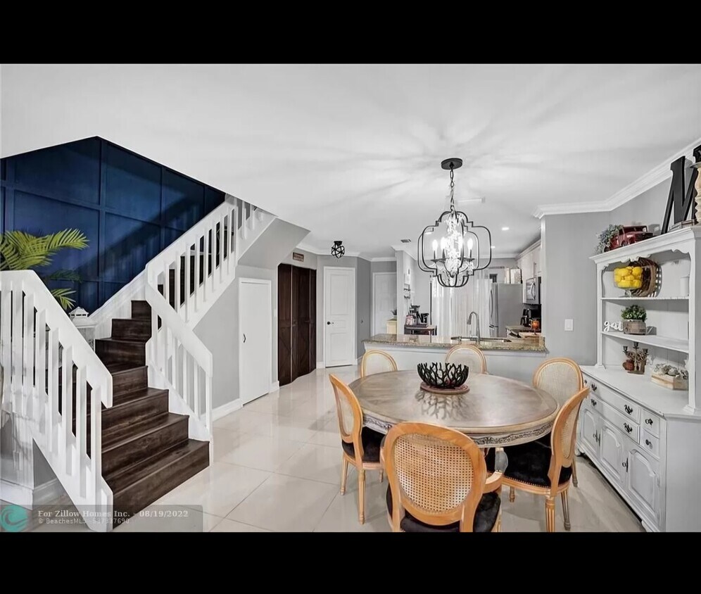 Primary Photo - 3325 Carambola Cir S
