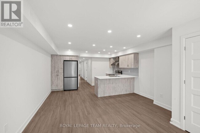 Building Photo - 998 Hollington St