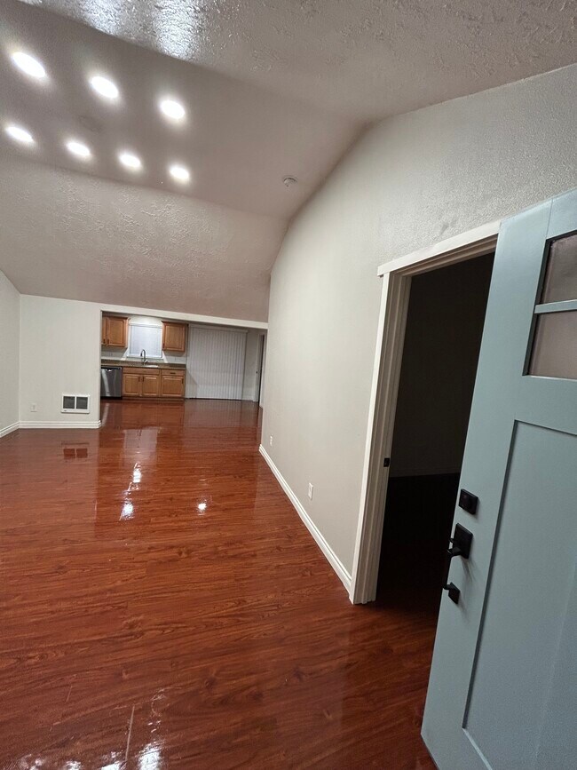 LR desde la puerta principal, segundo dormitorio fuera de LR - 520 Walnut St