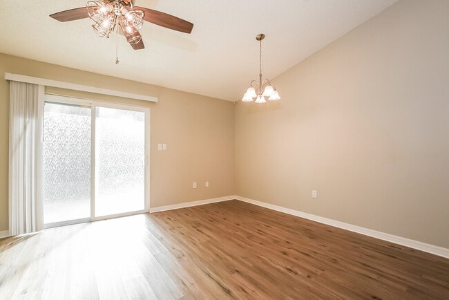 Foto del edificio - 3544 Lake Eleanor Dr