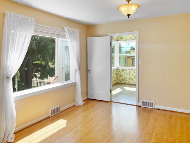 Building Photo - Amazing Home, Walk To Green Lake!