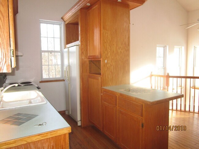 Foto del edificio - Tri level 2 bedroom home in a wooded count...