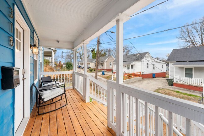 Foto del edificio - Cheery downtown bungalow with stunning finishes and fenced back yard.