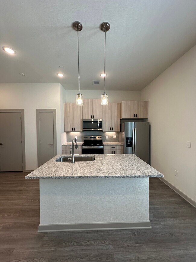 Building Photo - 5821 Calmont Ave