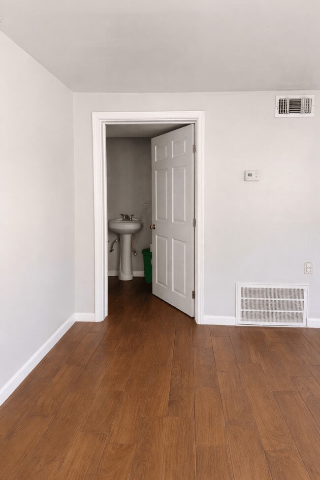 Building Photo - 1901-1940 40th St