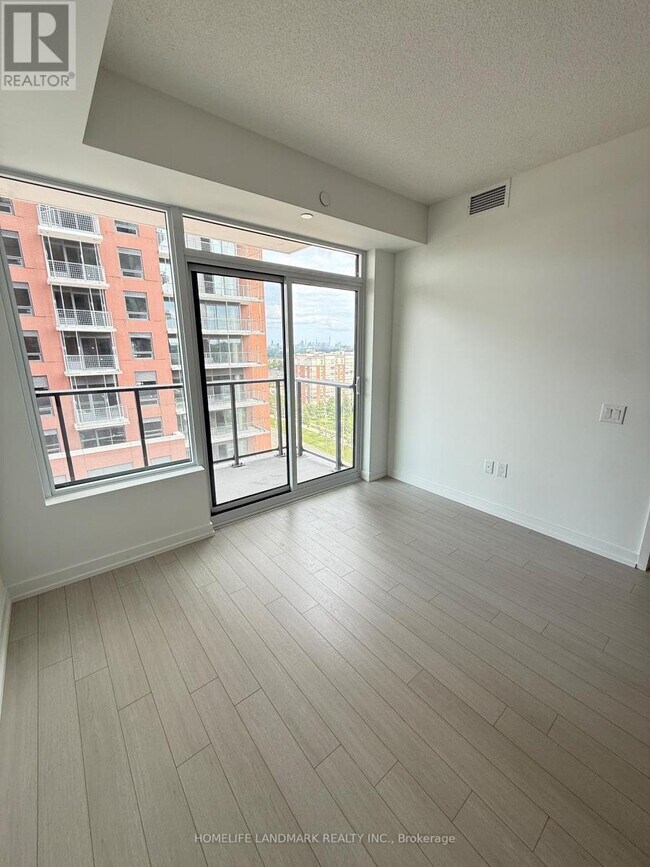 Photo du bâtiment - 4010 Eglinton Ave W