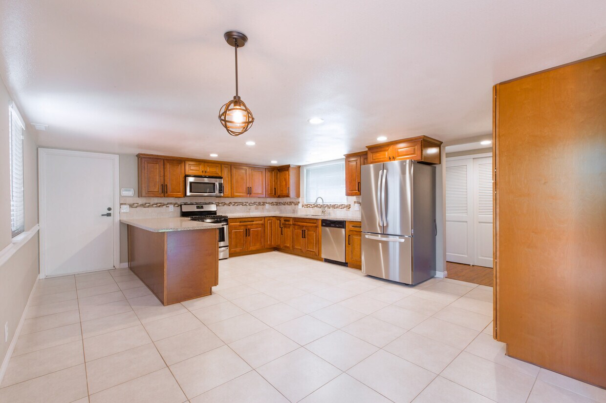 Primary Photo - 3350 Las Vegas Dr