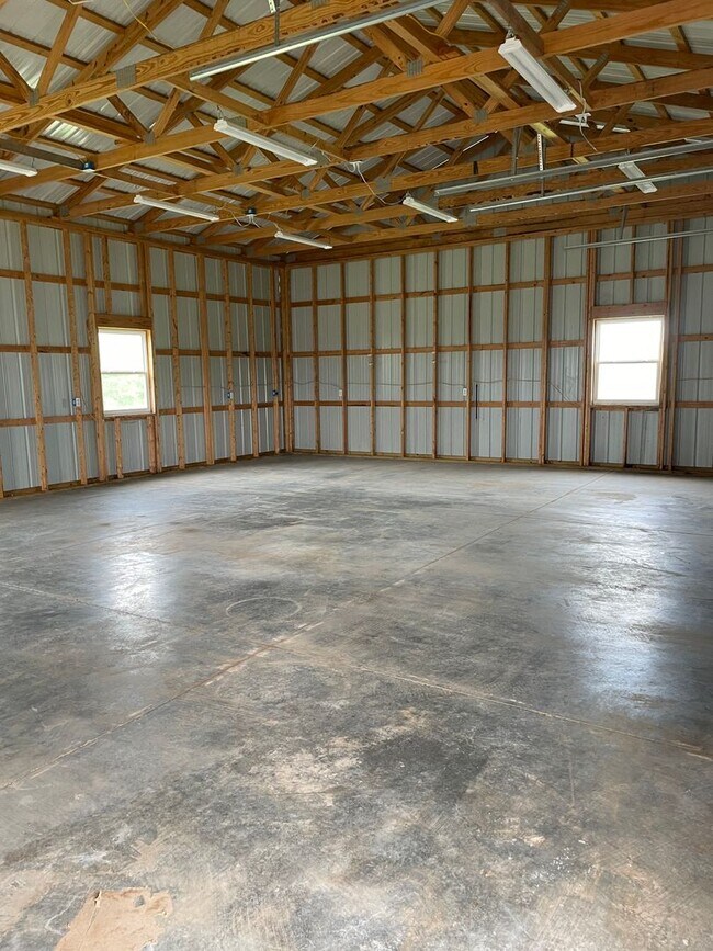 Building Photo - Country house retreat on 10 fenced acres f...