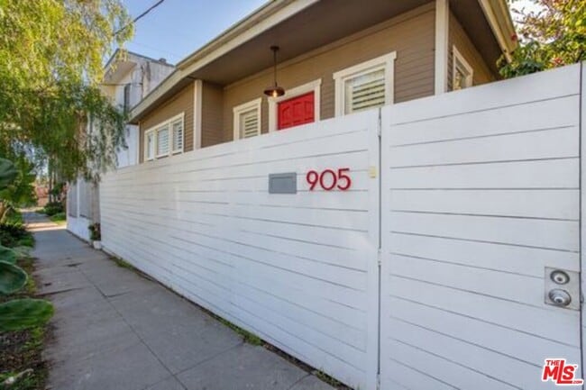 Building Photo - 905 5th Ave