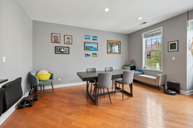 Foto del edificio - Stunning 2 Bed 2 Bath in the Ukrainian Village area