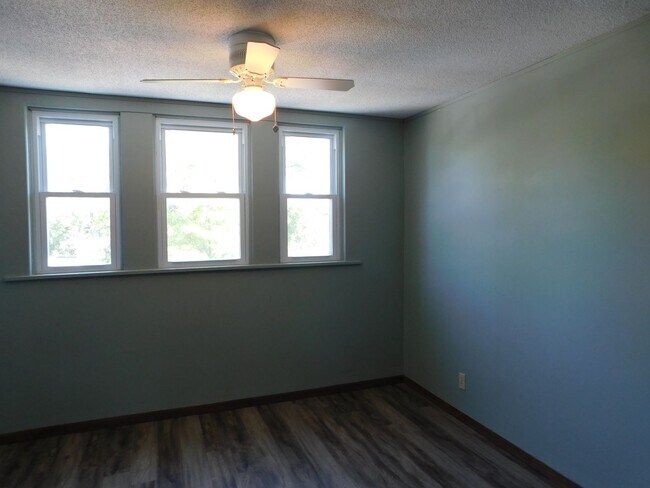 Building Photo - Amazing 4 bedroom/ 2 bath home in Eureka, KS