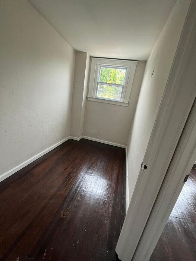 Building Photo - 1009 Darley Ave