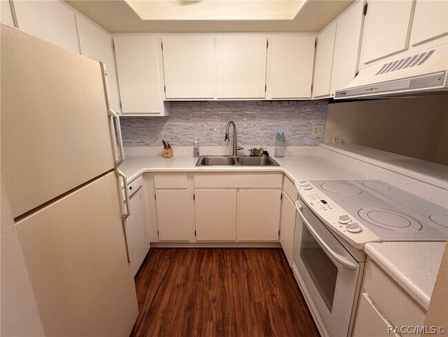 Foto del edificio - 2400 Forest Dr