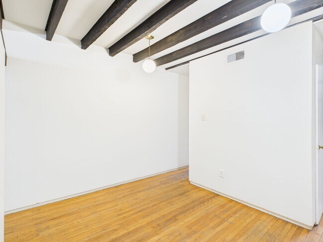 Building Photo - UNIQUE SOCIETY HILL 2 BEDROOM, 3 STORY HISTORICALLY LISTED, COLONIAL TOWNHOUSE.