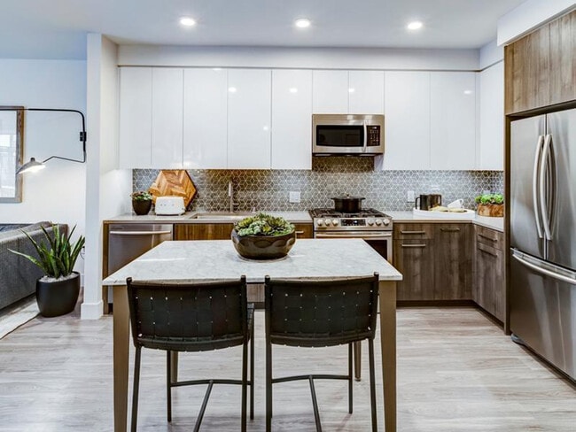 Foto del edificio - 4984 El Camino Real