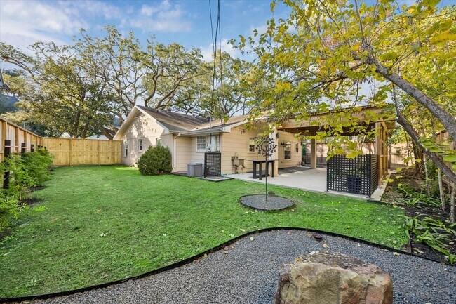 Foto del edificio - 2619 Eastgrove Ln