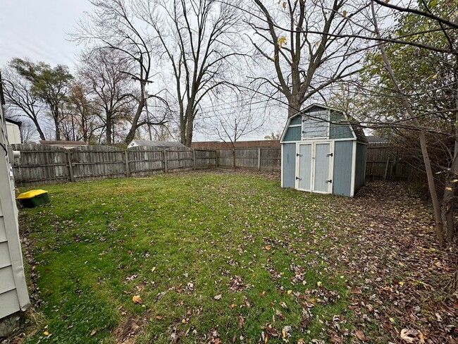 Foto del edificio - 2 bed 1 bath ranch with fenced-in back yard