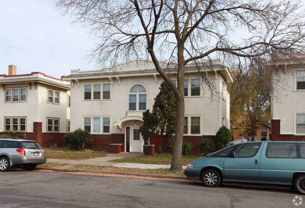 Building Photo - 3923-3925 Chicago Ave