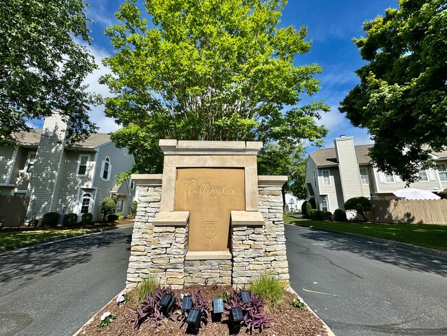 Foto del edificio - Available 06-15-25! End-Unit Condo w/2 Pri...