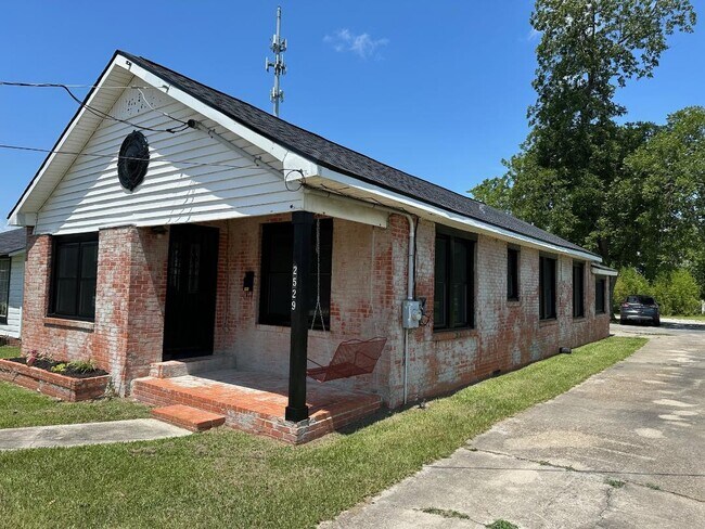 Building Photo - 2529 Lake St