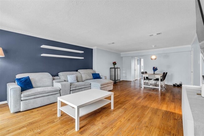 Building Photo - 386 N Post Oak Ln