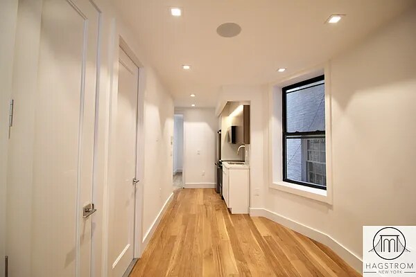 Building Photo - 223 E 96th St