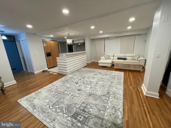 Building Photo - 701 Lombard St