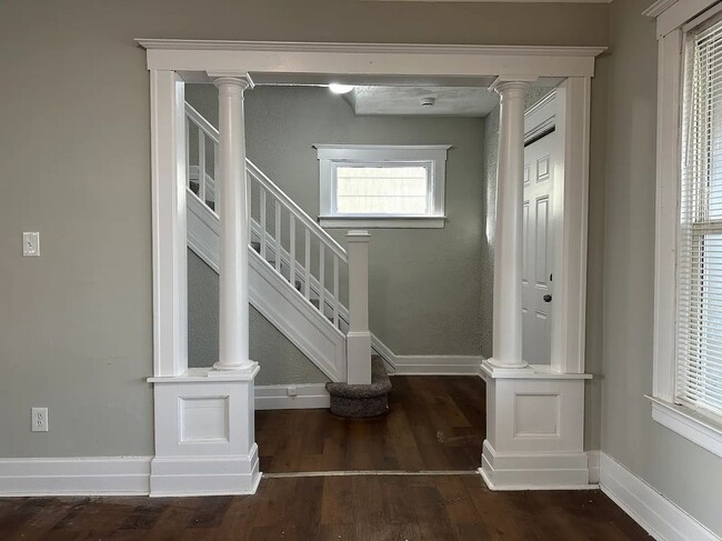 Building Photo - 242 Ferris St