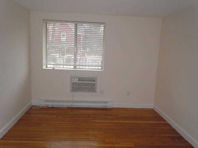 Building Photo - 447 Pleasant St