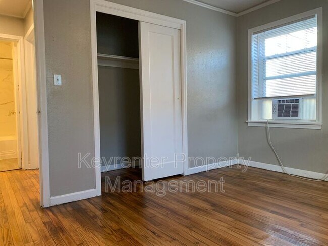 Foto del edificio - 1420 S Quaker Ave