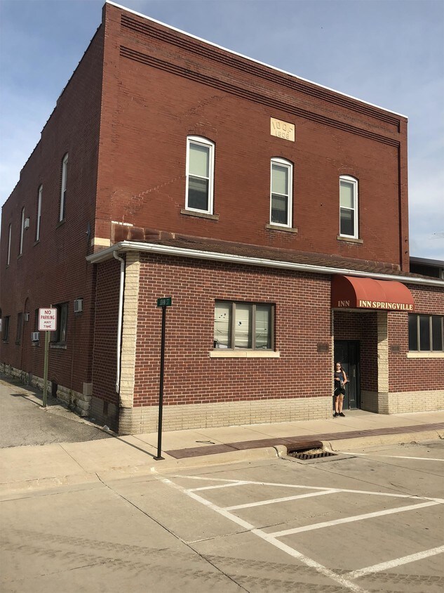 258 Broadway St Unit 1, Springville, IA 52336 Apartment for Rent in