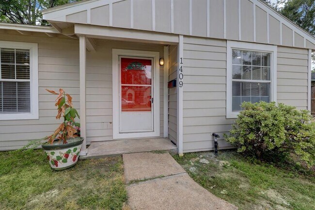 Building Photo - 1409 Zora St