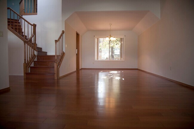 Building Photo - Gorgeous Beaverton home available with att...