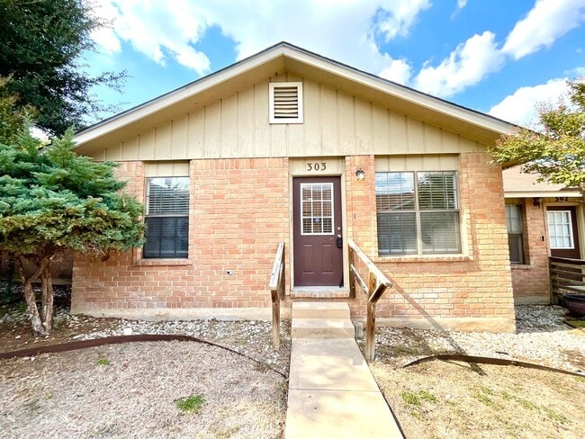 Building Photo - **APPLICATION RECEIVED** **MOVE IN SPECIAL!!** Spacious 2 Bedroom / 2 Bath Unit!