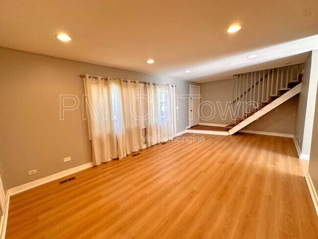 Building Photo - 1117 Ct B