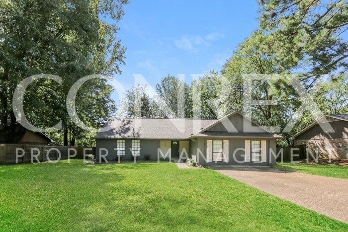 Primary Photo - Lovely 4 Bedroom Home in Clinton with Spac...