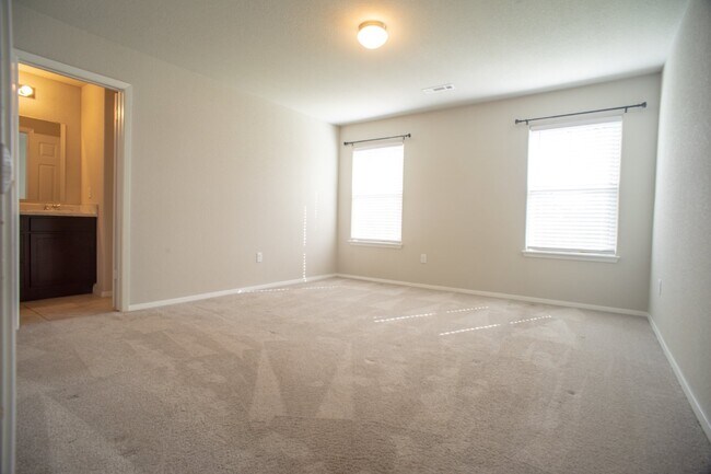 Foto del edificio - "Charming 4-Bedroom Home with 2 Full Baths...