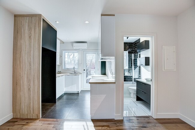 Building Photo - 10574 Av Christophe-Colomb