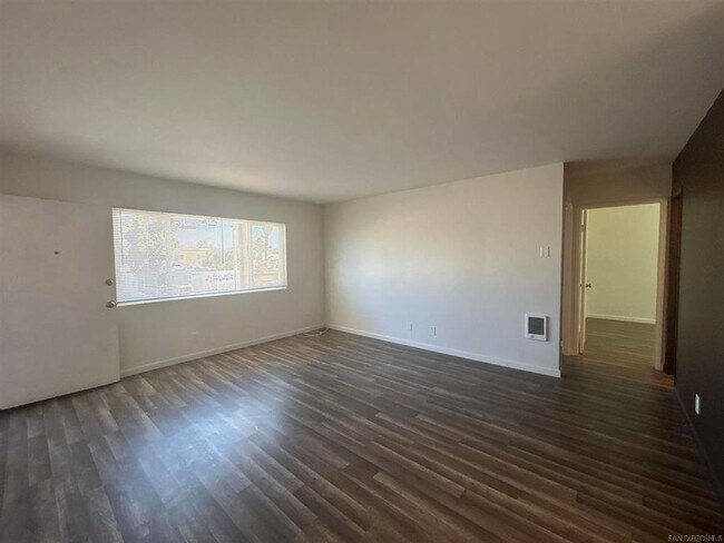 Building Photo - Upgraded Top Floor End Unit in the Heart o...
