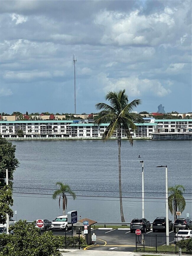 Foto del edificio - 1200 NE Miami Gardens Dr