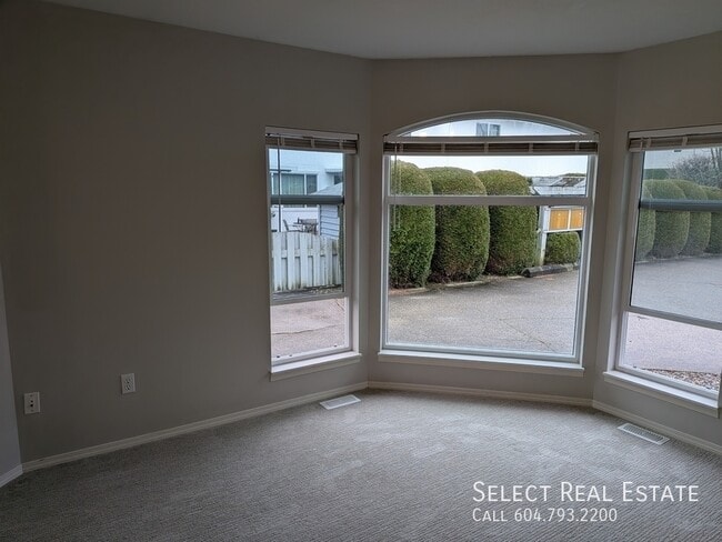 Building Photo - 9457 Broadway