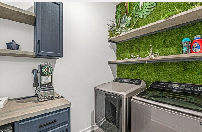 Foto del edificio - Three Bedroom Home Located on the Eastside near 30th and Emerson Ave