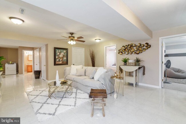 Foto del edificio - 5700 Woodbine Court