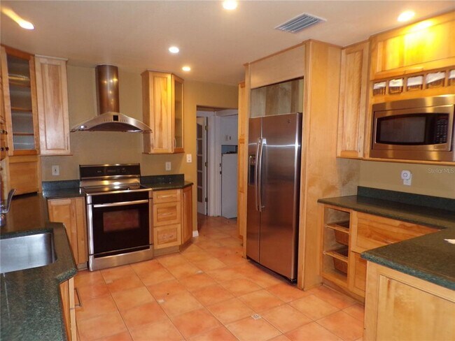Building Photo - 270 Belaire Ct