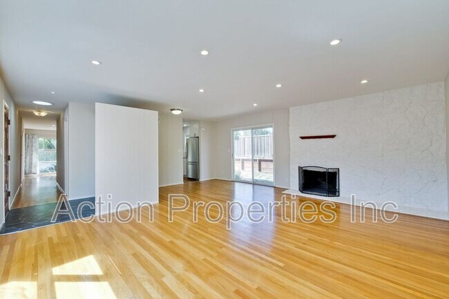 Building Photo - 1353 Flicker Way