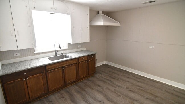 Building Photo - Housing Authority Vouchers Accepted !! 2-bedroom, 1-bathroom DUPLEX located in Mid City North, Ba...