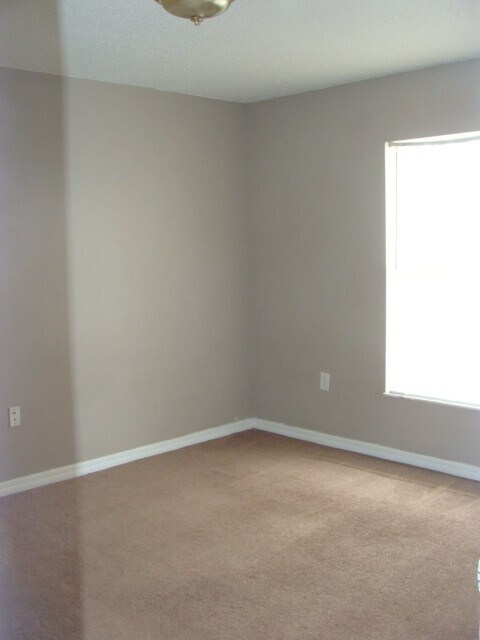 Foto del edificio - Wonderful 2 bedroom home with Addition Den or Office, Great Location