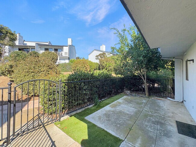 Foto del edificio - Beautiful 2B/2.5BA Townhome w/ Attached Ga...