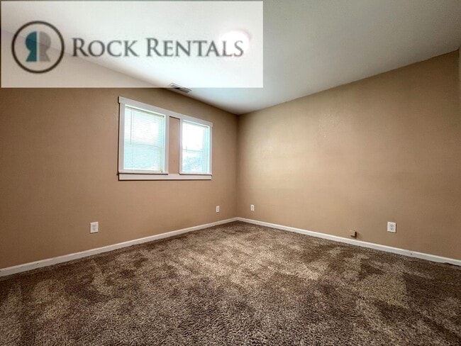 Building Photo - Cute, Nicely Renovated 1 Bed 1 Bath