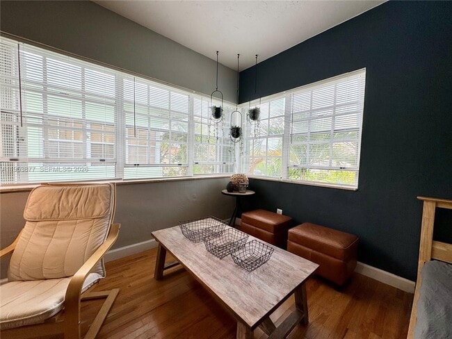 Foto del edificio - 8620 Byron Ave